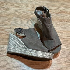 Universal Thread wedge‎ espadrilles 10
